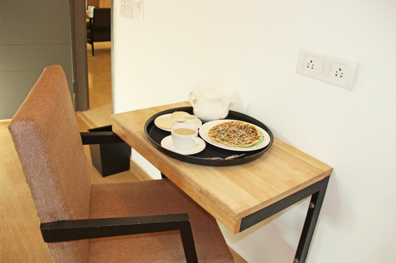 Oyo 18762 Vaishnavi Residency Hotel บังกาลอร์ ภายนอก รูปภาพ