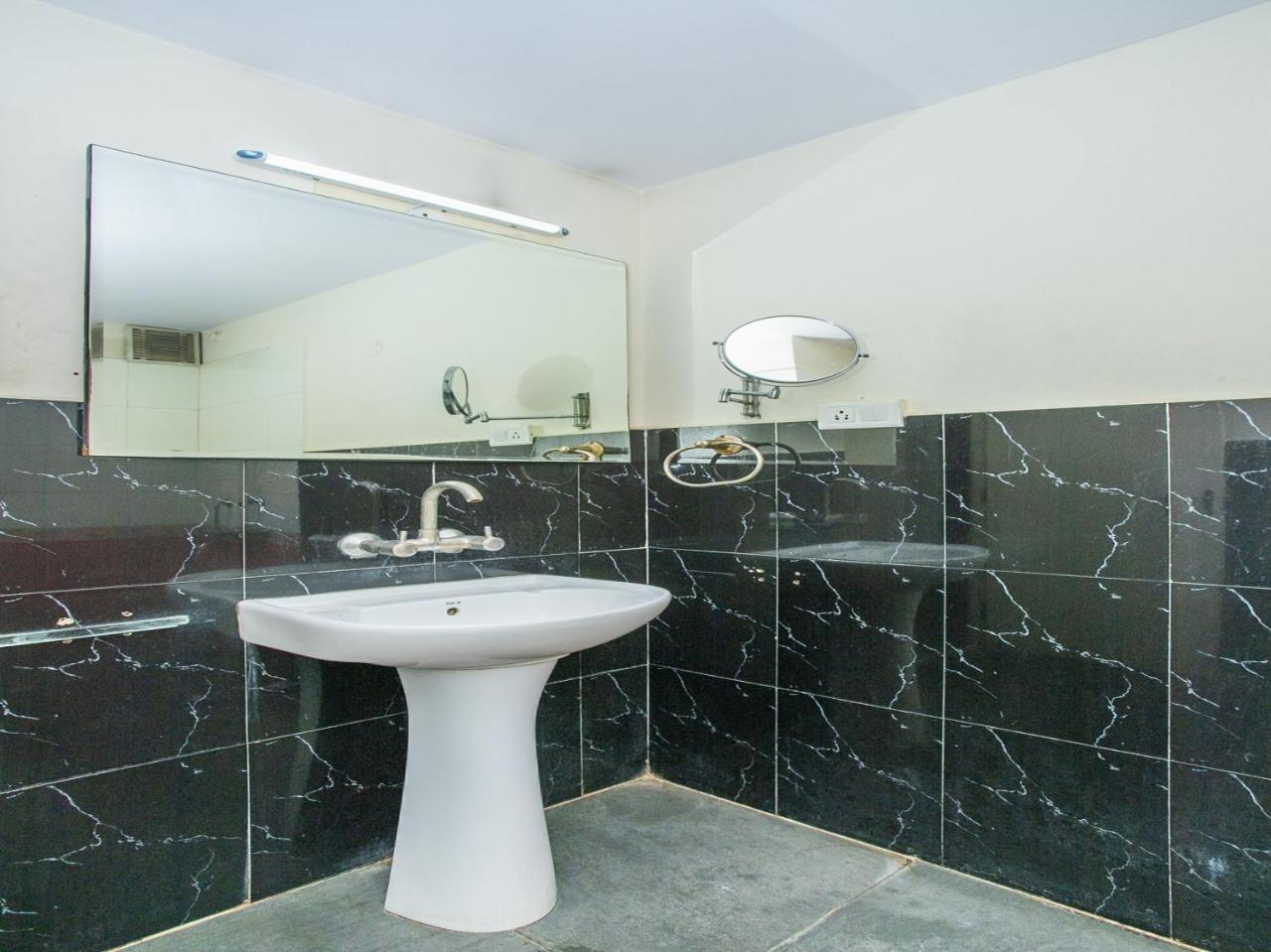 Oyo 18762 Vaishnavi Residency Hotel บังกาลอร์ ภายนอก รูปภาพ